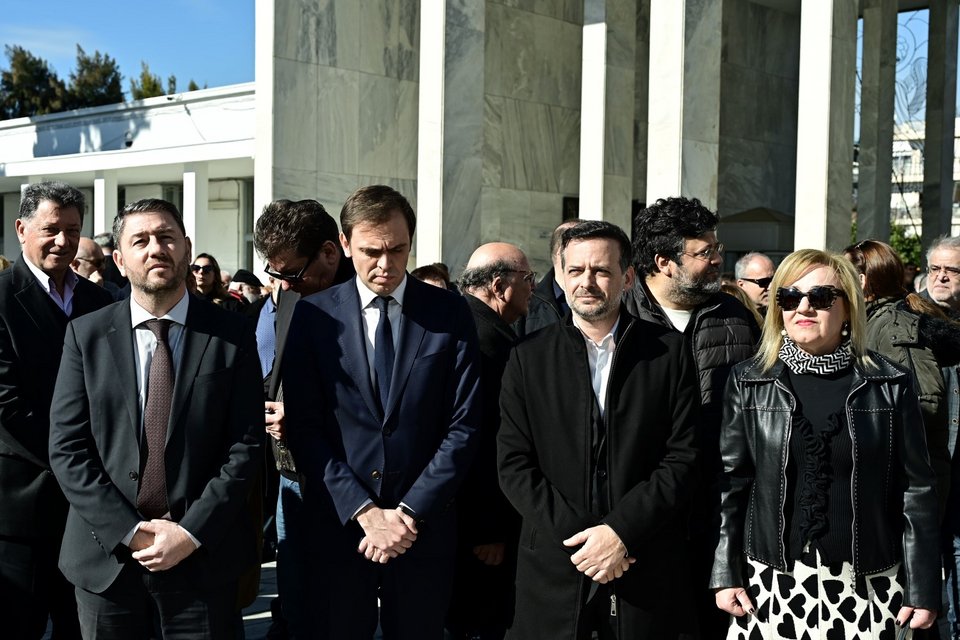 Νίκος Ανδρουλάκης, Δημήτρης Μάντζος και Χάρης Δούκας στην κηδεία της Αιμιλίας Γερουλάνου