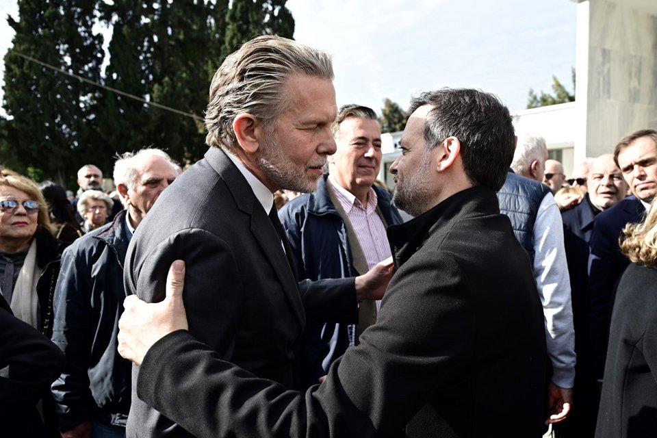 Ο Παύλος Γερουλάνους δέχεται τα συλλυπητήρια του Χάρη Δούκα