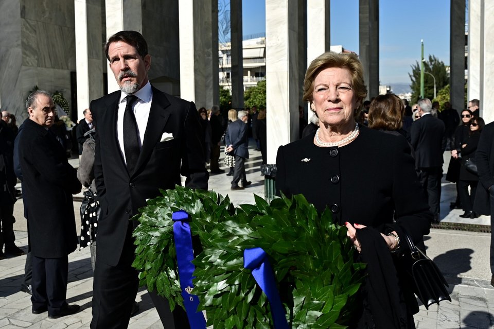 Ο γιος του τέως βασιλιά Κωνσταντίνου, Παύλος Γλίξμπουργκ με την Άννα Μαρία, στην κηδεία της Αιμιλίας Γερουλάνου