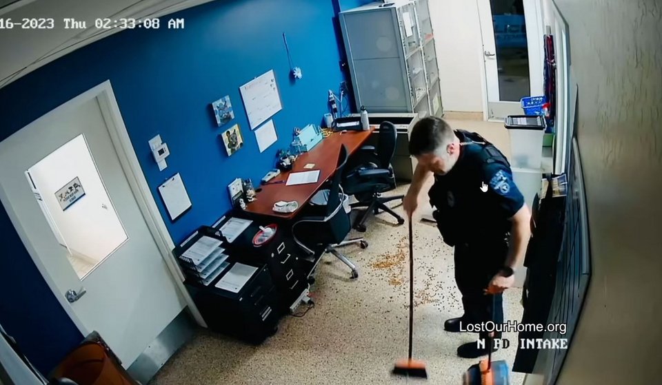 Έπιασε την σκούπα και καθάρισε ο αστυνομικός