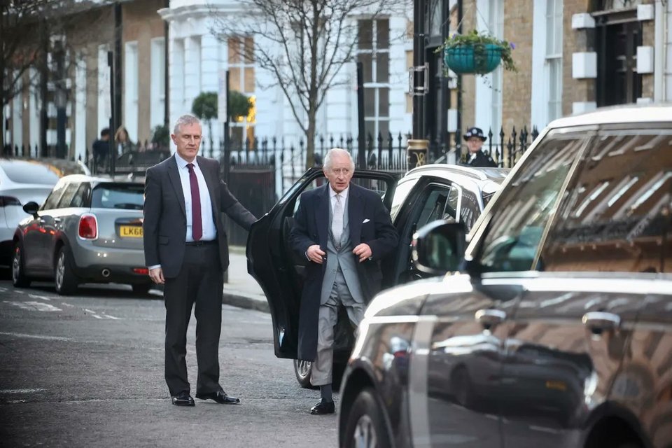 Ο βασιλιάς Κάρολος κατά την άφιξή του στο νοσοκομείο για την προγραμματισμένη θεραπεία του 