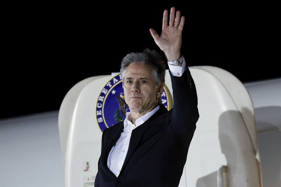 Ο Αντονι Μπλίνκεν κατά την αναχώρησή το από τα Χανιά
