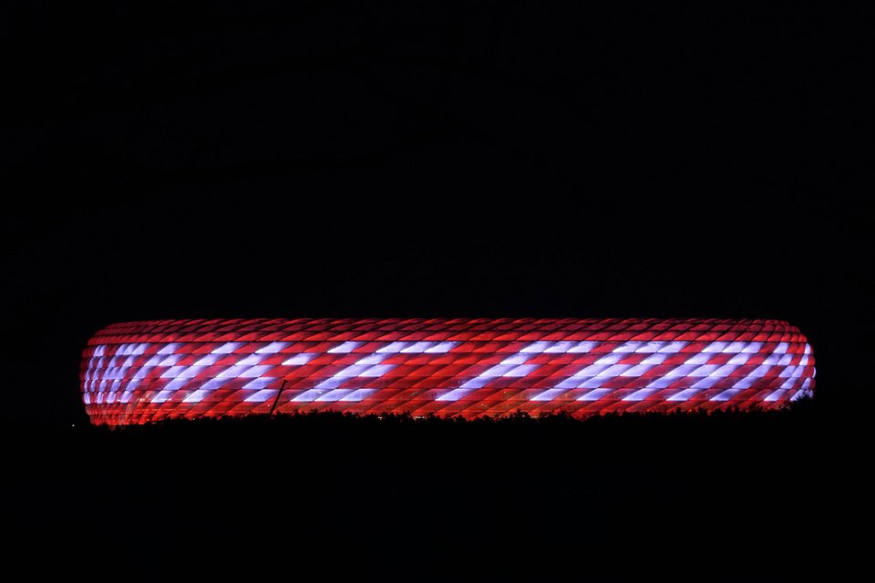 H «Allianz Arena» φωτισμένη με τις λέξεις «Ευχαριστούμε Φραντς» / Φωτογραφία: AP Photo-Matthias Schrader