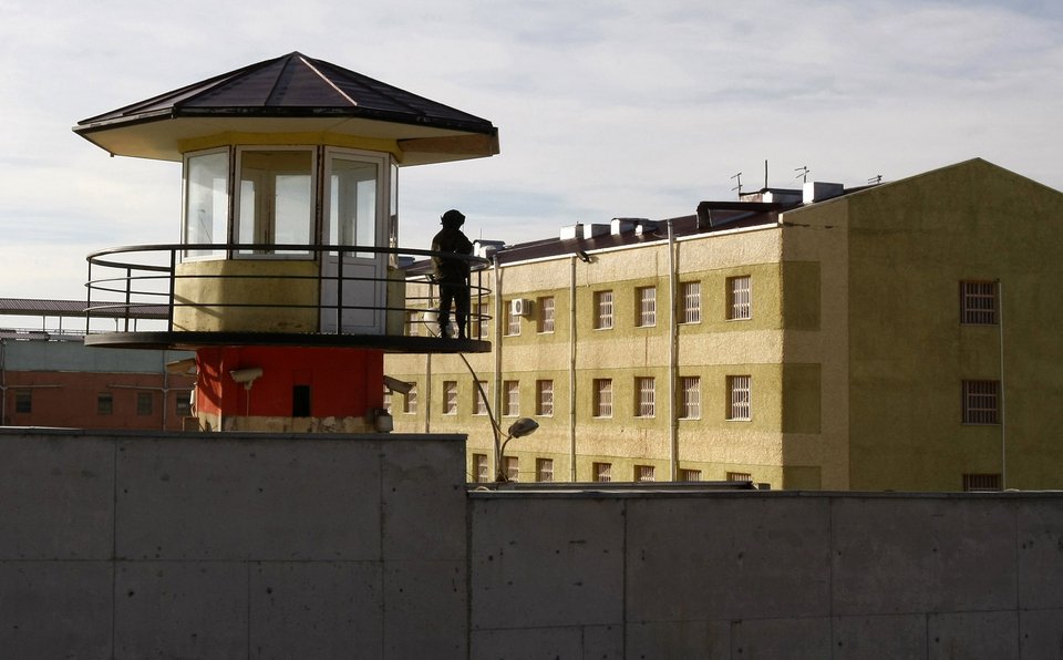 Ένας φρουρός στέκεται σε ένα παρατηρητήριο στη φυλακή Gldani Νο. 8 στην Τιφλίδα