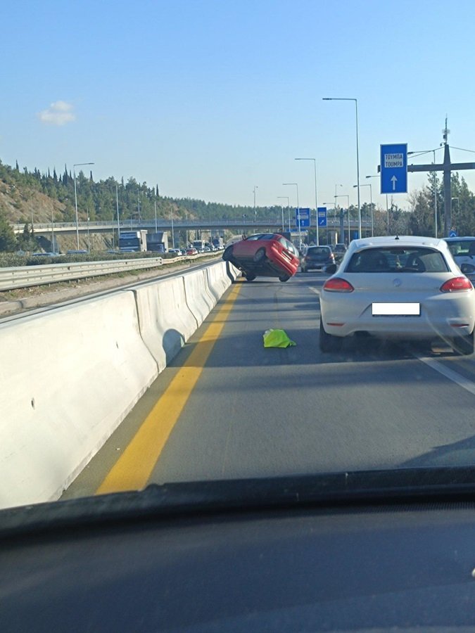 τροχαίο στη θεσσαλονίκη, όχημα σκαρφάλωσε σε στηθαίο
