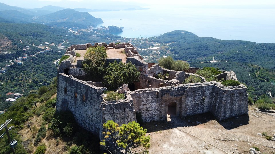 Αεροφωτογραφία του εμβληματικού κάστρου του Αλή Πασά με θέα τον κόλπο και το χωριό της Πάργας