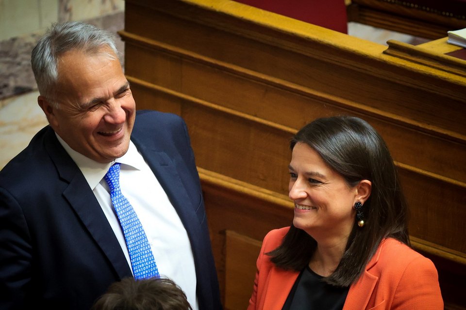 Περίσσευαν τα χαμόγελα Κεραμέως-Βορίδη μετά την έγκριση από τη Βουλή της επιστολικής ψήφου στις ευρωεκλογές / Φωτογραφία: ΔΗΜΗΤΡΑ ΚΟΥΤΡΑ/EUROKINISSI