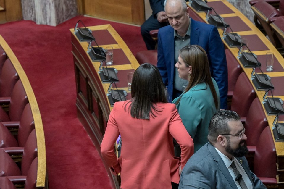 Ζωή Κωνσταντοπούλου και Νίκη Κεραμέως συνομιλούν υπό το βλέμμα του Αλέξανδρου Καζαμία / Φωτογραφία: ΔΗΜΗΤΡΑ ΚΟΥΤΡΑ/EUROKINISSI
