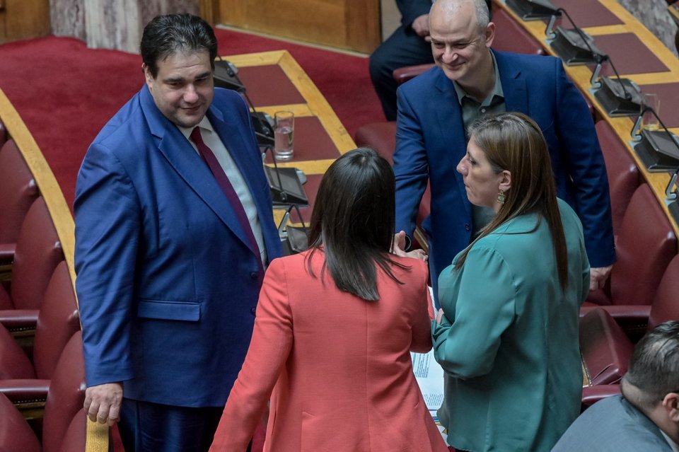 Η Νίκη Κεραμέως χαιρετά τον βουλευτή της Πλεύσης Ελευθερίας Αλέξανδρο Καζαμία / Φωτογραφία: ΔΗΜΗΤΡΑ ΚΟΥΤΡΑ/EUROKINISSI