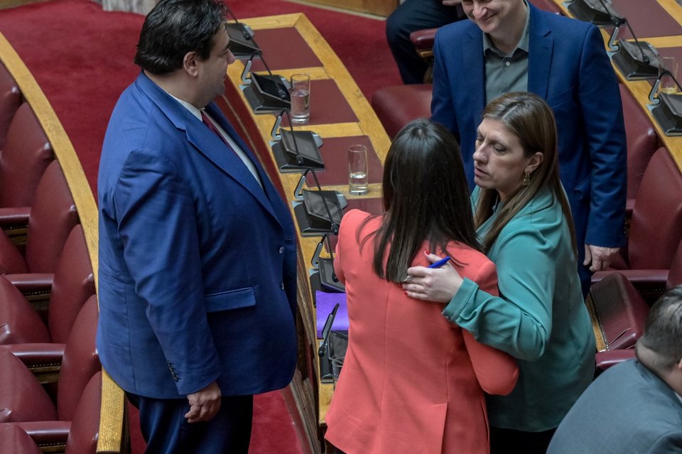 Η Νίκη Κεραμέως και η Ζωή Κωνσταντοπούλου ανταλλάσσουν ασπασμούς υπό τα βλέμματα Λιβάνιου-Καζαμία / Φωτογραφία: ΔΗΜΗΤΡΑ ΚΟΥΤΡΑ/EUROKINISSI