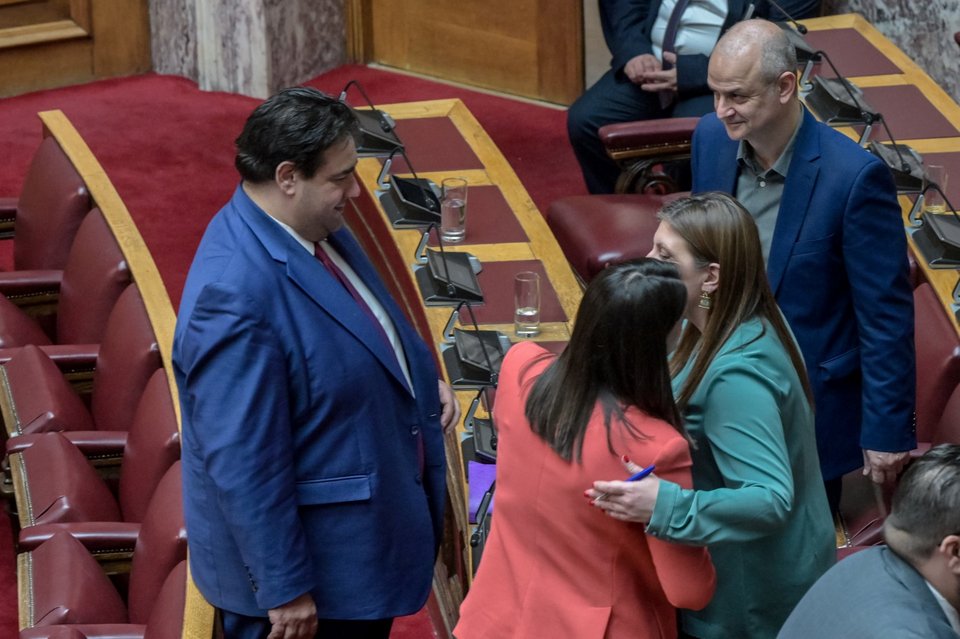 Η Νίκη Κεραμέως και η Ζωή Κωνσταντοπούλου ανταλλάσσουν ασπασμούς υπό τα βλέμματα Λιβάνιου-Καζαμία / Φωτογραφία: ΔΗΜΗΤΡΑ ΚΟΥΤΡΑ/EUROKINISSI