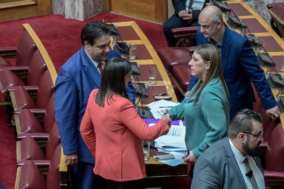 Η υπουργός Εσωτερικών Νίκη Κεραμέως χαιρετά τη Ζωή Κωνσταντοπούλου / Φωτογραφία: ΔΗΜΗΤΡΑ ΚΟΥΤΡΑ/EUROKINISSI