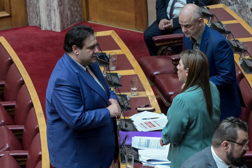 Ο αναπληρωτής ΥΠΕΣ Θοδωρής Λιβάνιος με τη Ζωή Κωνσταντοπούλου / Φωτογραφία: ΔΗΜΗΤΡΑ ΚΟΥΤΡΑ/EUROKINISSI