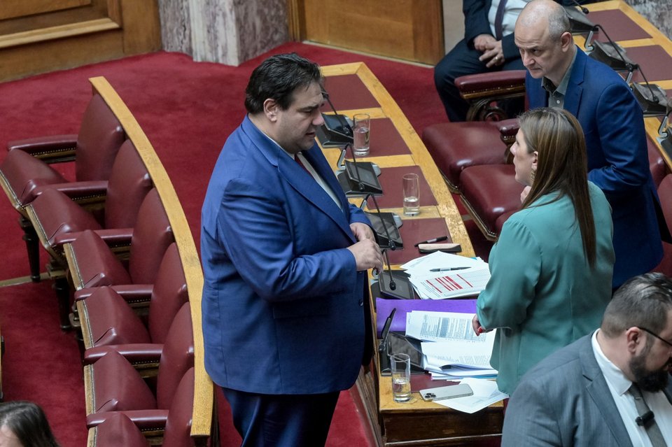 Ο αναπληρωτής ΥΠΕΣ Θοδωρής Λιβάνιος με τη Ζωή Κωνσταντοπούλου / Φωτογραφία: ΔΗΜΗΤΡΑ ΚΟΥΤΡΑ/EUROKINISSI