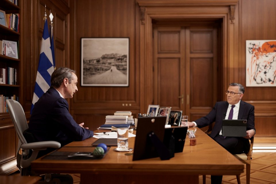 Ο Κυριάκος Μητσοτάκης στη συνέντευξή του στην ΕΡΤ και στον Γιώργο Κουβαρά / Φωτογραφία: Γρ. Τύπου Πρωθυπουργού/Δημήτρης Παπαμήτσος