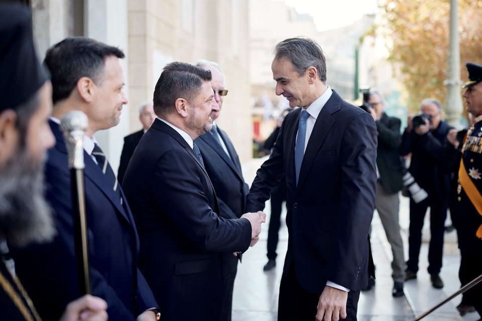 Χειραψία Κ. Μητσοτάκη με Νίκο Χαρδαλιά -Φωτογραφία: Γρ. Τύπου Πρωθυπουργού/Δημήτρης Παπαμήτσος