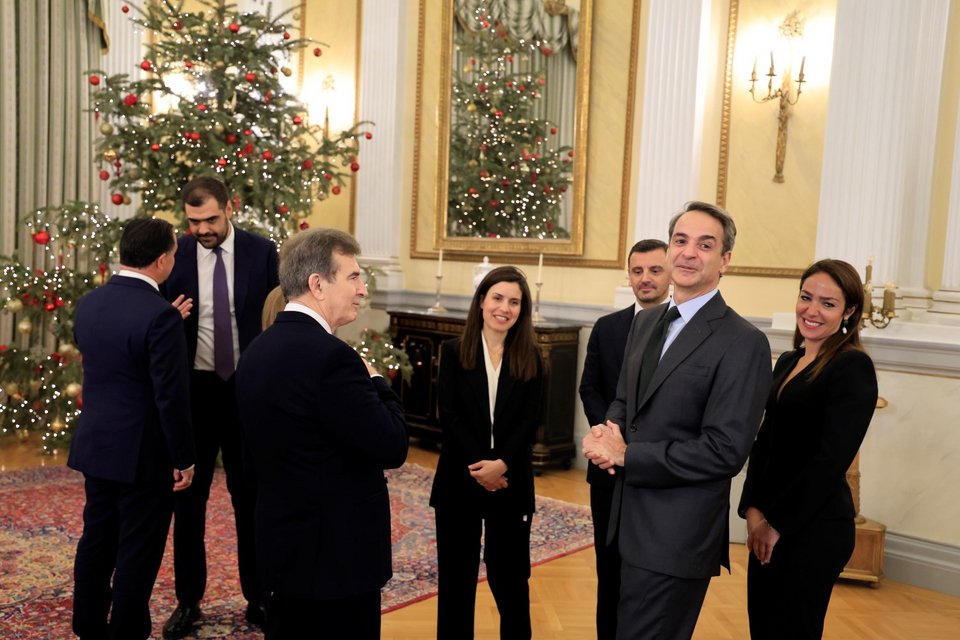 Το «πηγαδάκι» Μητσοτάκη με τους υπουργούς και την Πρόεδρο της Δημοκρατίας / Φωτογραφία: ΓΙΩΡΓΟΣ ΚΟΝΤΑΡΙΝΗΣ/EUROKINISSI