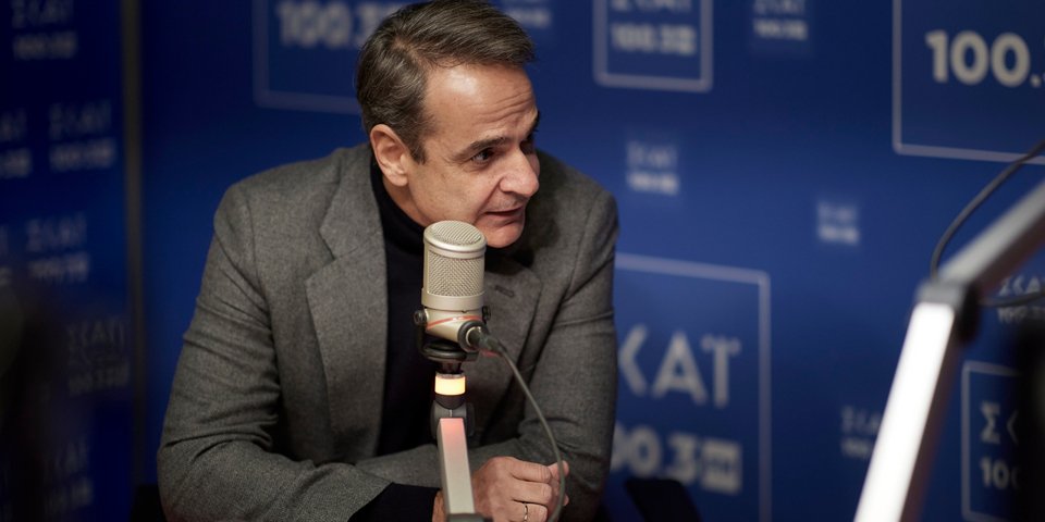 Ο Κυριάκος Μητσοτάκης δίνει συνέντευξη στον ρ/σ ΣΚΑΪ και στον Παύλο Τσίμα - Φωτογραφία: Γραφείο Τύπου Πρωθυπουργού/Δημήτρης Παπαμήτσος