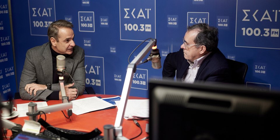 Ο Κυριάκος Μητσοτάκης δίνει συνέντευξη στον ρ/σ ΣΚΑΪ και στον Παύλο Τσίμα - Φωτογραφία: Γραφείο Τύπου Πρωθυπουργού/Δημήτρης Παπαμήτσος