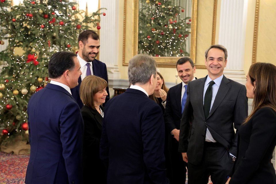 Το «πηγαδάκι» Μητσοτάκη με τους υπουργούς και την Πρόεδρο της Δημοκρατίας / Φωτογραφία: ΓΙΩΡΓΟΣ ΚΟΝΤΑΡΙΝΗΣ/EUROKINISSI