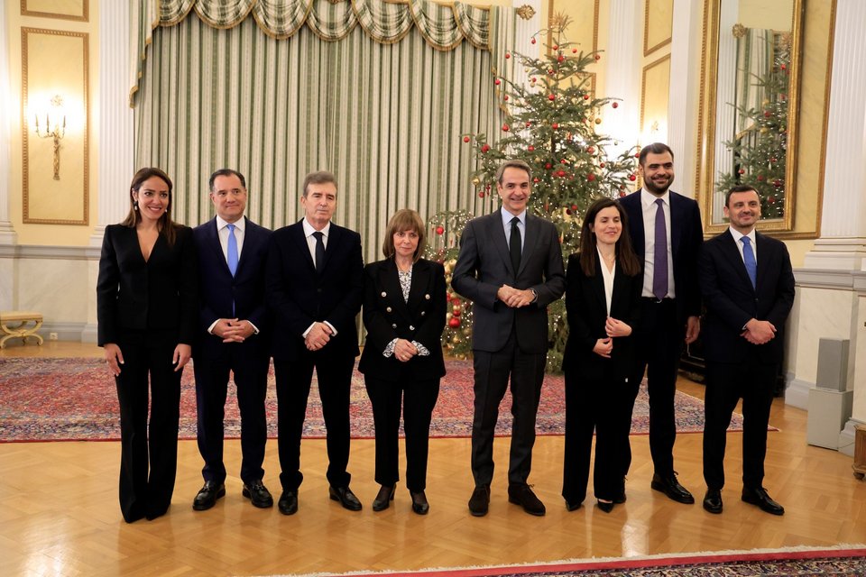 Οι έξι υπουργοί με την Πρόεδρο της Δημοκρατίας και τον πρωθυπουργό / Φωτογραφία: ΓΙΩΡΓΟΣ ΚΟΝΤΑΡΙΝΗΣ/EUROKINISSI