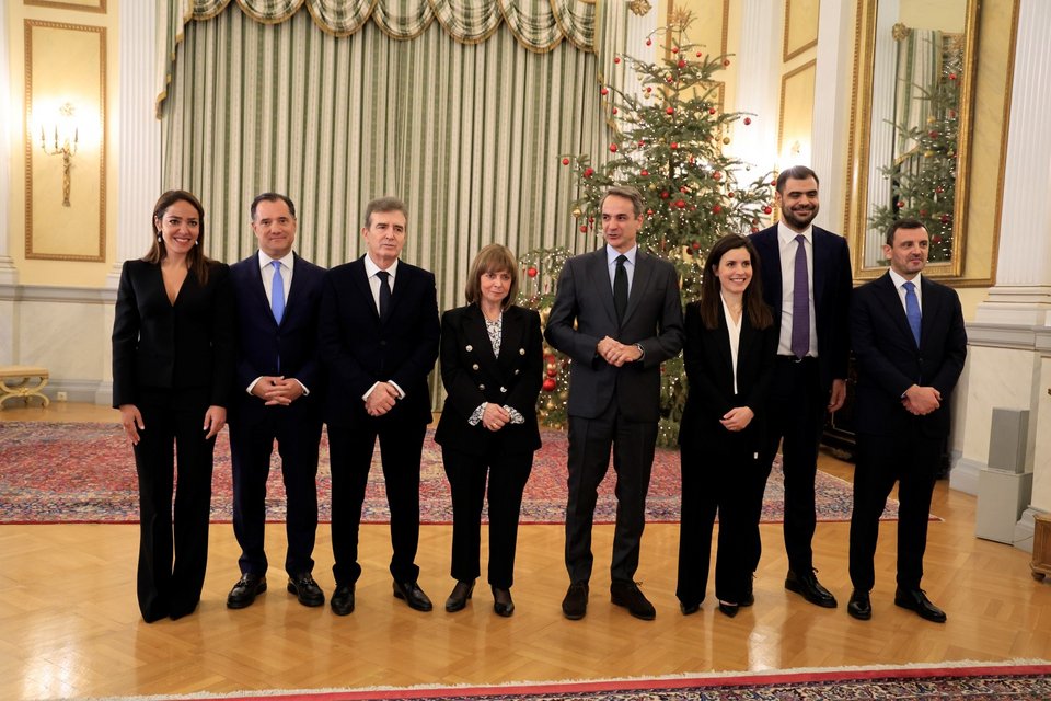 Οι έξι υπουργοί με την Πρόεδρο της Δημοκρατίας και τον πρωθυπουργό / Φωτογραφία: ΓΙΩΡΓΟΣ ΚΟΝΤΑΡΙΝΗΣ/EUROKINISSI