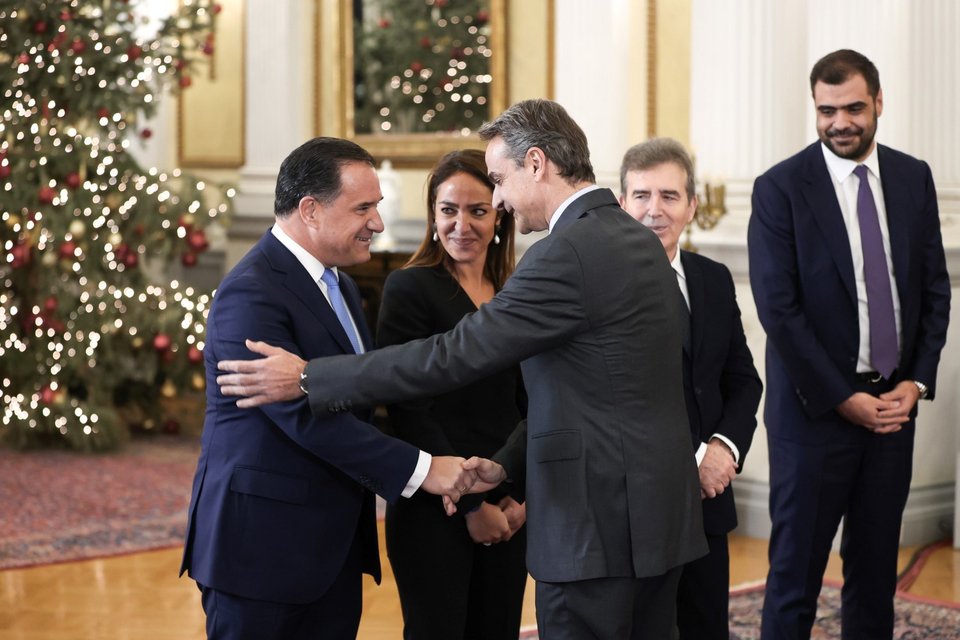 Ο Κυριάκος Μητσοτάκης χαιρετά τον Άδωνι Γεωργιάδη υπό τα βλέμματα Μιχαηλίδου, Χρυσοχοΐδη, Μαρινάκη-Φωτογραφία: Aris Oikonomou / SOOC 