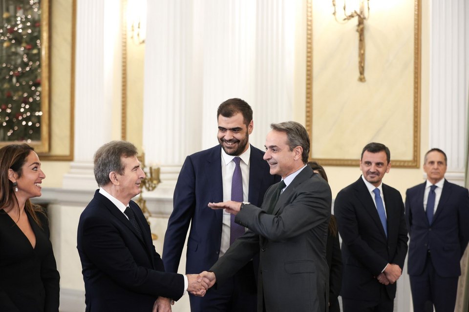 Ο Κυριάκος Μητσοτάκης αστειεύεται με τον Μιχάλη Χρυσοχοΐδη -Φωτογραφία: Aris Oikonomou / SOOC 