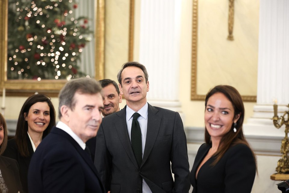 Ο Κυριάκος Μητσοτάκης συνομιλεί με δημοσιογράφους έχοντας δίπλα του τους νεοορκισθέντες υπουργούς - Φωτογραφία: Aris Oikonomou / SOOC 