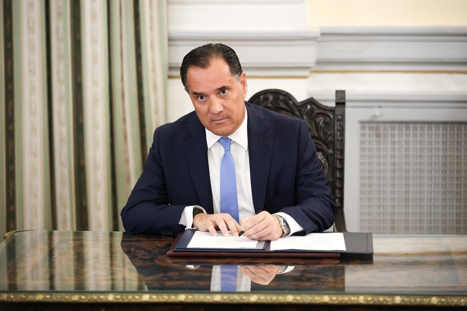 Ο Άδωνις Γεωργιάδης υπογράφει ως υπουργός Υγείας  -Φωτογραφία: Aris Oikonomou / SOOC 