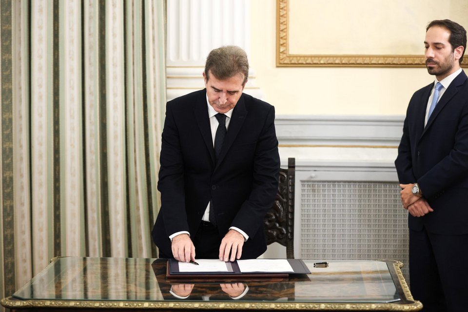 Ο Μιχάλης Χρυσοχοΐδης υπογράφει ως υπουργός Προστασίας του Πολίτη - Φωτογραφία: Aris Oikonomou / SOOC