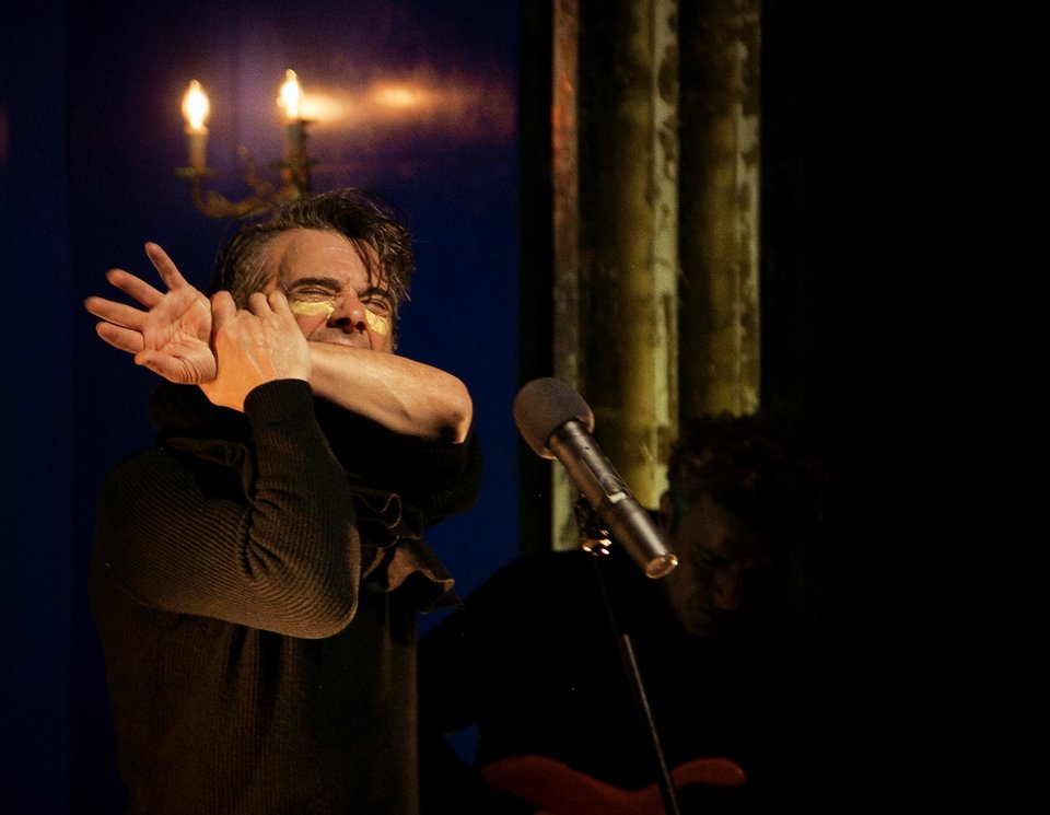 «Κόκκαλο» η sold out λυτρωτική ροκ τελετουργία που καθήλωσε το κοινό της Νέας Υόρκης προσθέτει 6 τελευταίες παραστάσεις στο Θέατρο Σημείο προτού ταξιδέψει στη Σόφια για να συνεχίσει τη διεθνή της πορεία