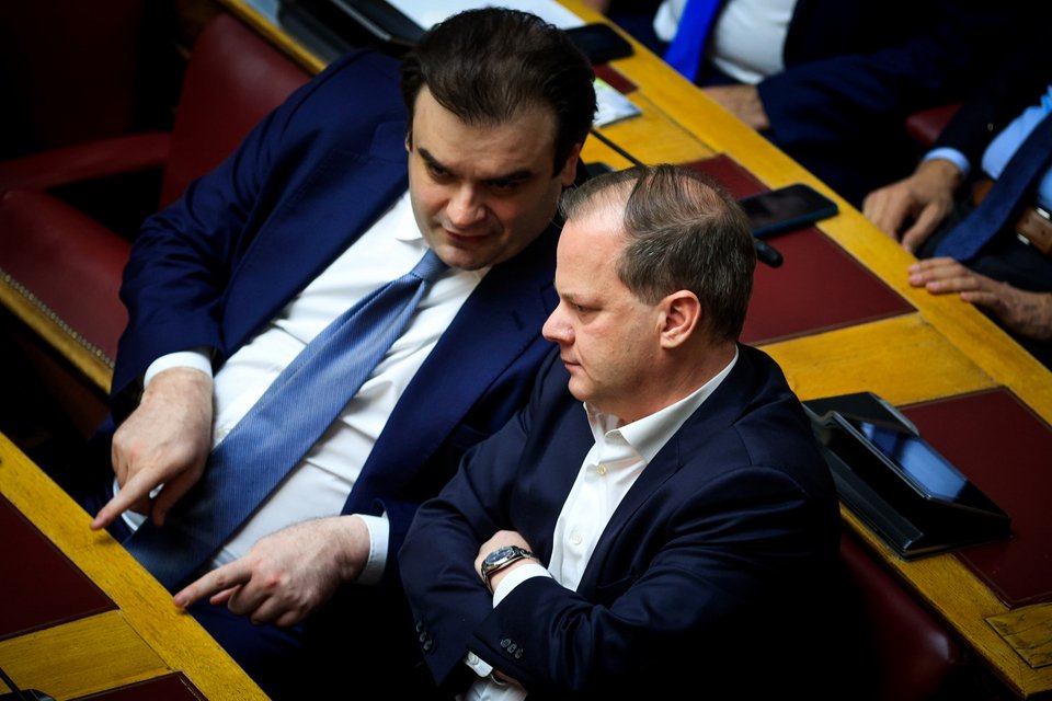 Ο Κυριάκος Πιερρακάκης συζητά με τον πρώην υπουργό Κώστα Καραμανλή / Φωτογραφία: ΔΗΜΗΤΡΑ ΚΟΥΤΡΑ/EUROKINISSI