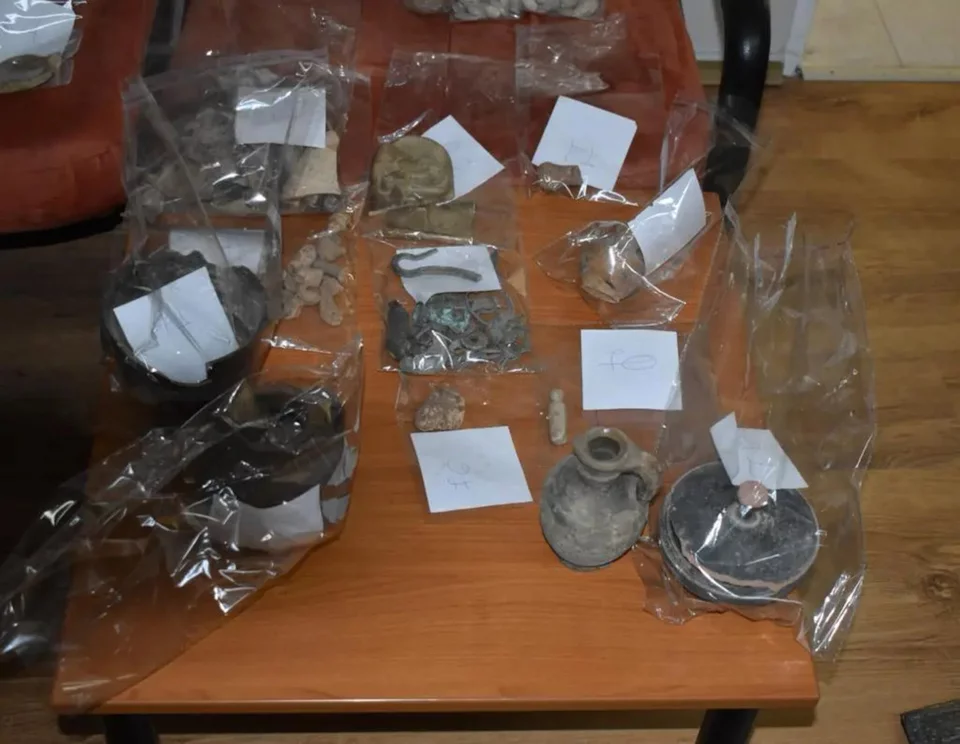 Εξαρθρώθηκε εγκληματική οργάνωση: Δραστηριοποιούνταν στην εμπορία πλαστών πινάκων και αρχαίων μνημείων - ΦΩΤΟ