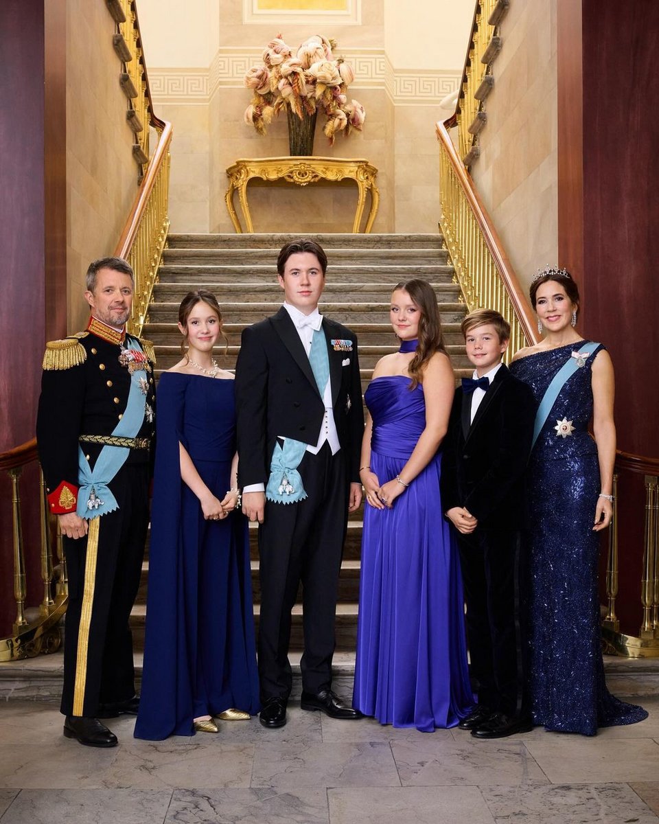 Ο πρίγκιπας Φρέντερικ με τη σύζυγό του, Μαίρη, και τα τέσσερα παιδιά τους 