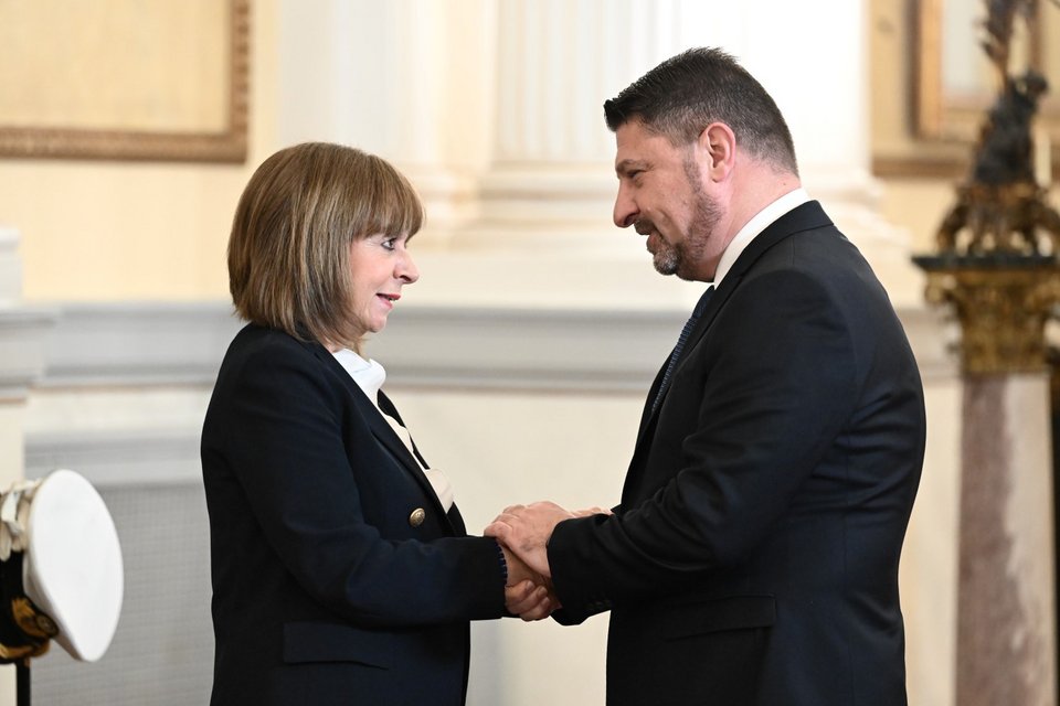 Ο περιφερειάρχης Αττικής Νίκος Χαρδαλιάς με την Κ. Σακελλαροπούλου -Φωτογραφία: ΤΑΤΙΑΝΑ ΜΠΟΛΑΡΗ/EUROKINISSI