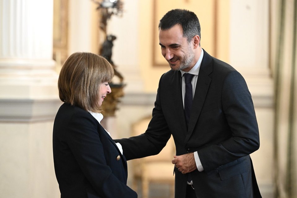 Ο επικεφαλής της Νέας Αριστεράς Αλέξης Χαρίτσης με την Κ. Σακελλαροπούλου -Φωτογραφία: ΤΑΤΙΑΝΑ ΜΠΟΛΑΡΗ/EUROKINISSI