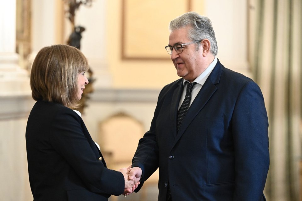 Ο γ.γ του ΚΚΕ Δημήτρης Κουτσούμπας με την Κ. Σακελλαροπούλου -Φωτογραφία: ΤΑΤΙΑΝΑ ΜΠΟΛΑΡΗ/EUROKINISSI