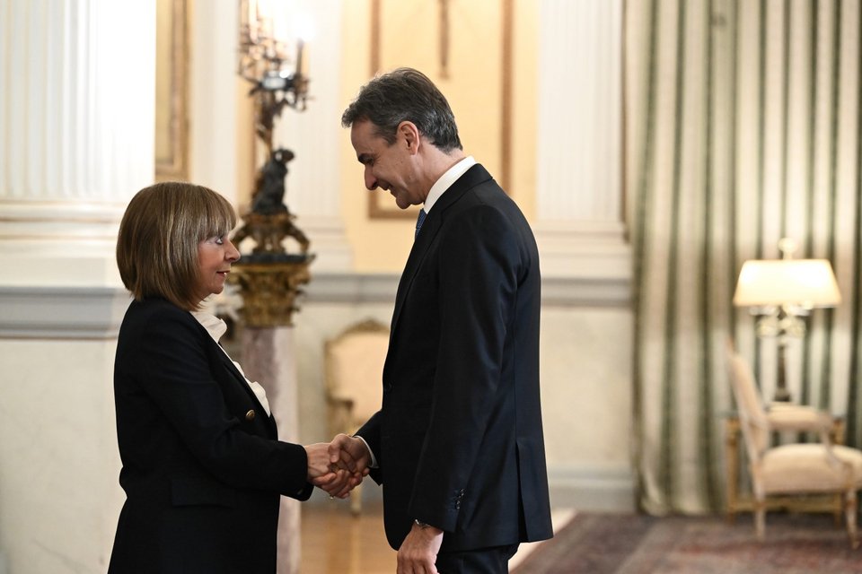 Κυριάκος Μητσοτάκης και Κ. Σακελλαροπούλου ανταλάσσουν ευχές για το 2024 -Φωτογραφία: ΤΑΤΙΑΝΑ ΜΠΟΛΑΡΗ/EUROKINISSI