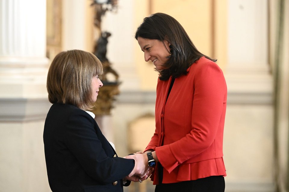 Η υπουργός Εσωτερικών Νίκη Κεραμέως με την Κ. Σακελλαροπούλου -Φωτογραφία: ΤΑΤΙΑΝΑ ΜΠΟΛΑΡΗ/EUROKINISSI