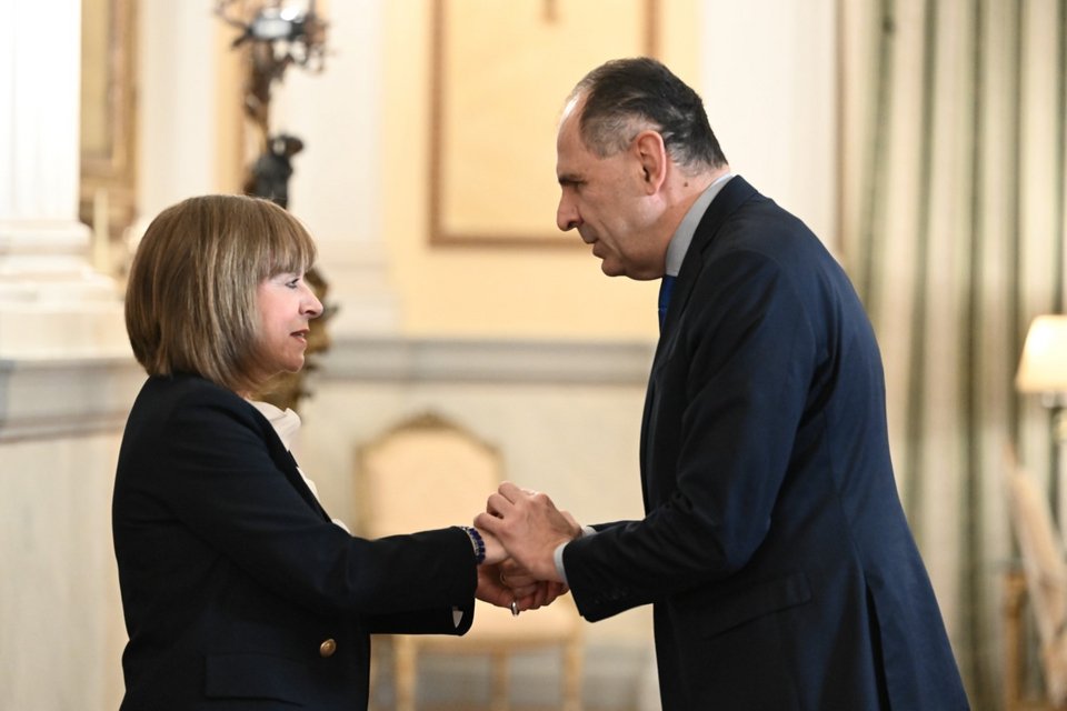 Ο υπουργός Εξωτερικών Γ. Γεραπετρίτης με την Κ. Σακελλαροπούλου -Φωτογραφία: ΤΑΤΙΑΝΑ ΜΠΟΛΑΡΗ/EUROKINISSI