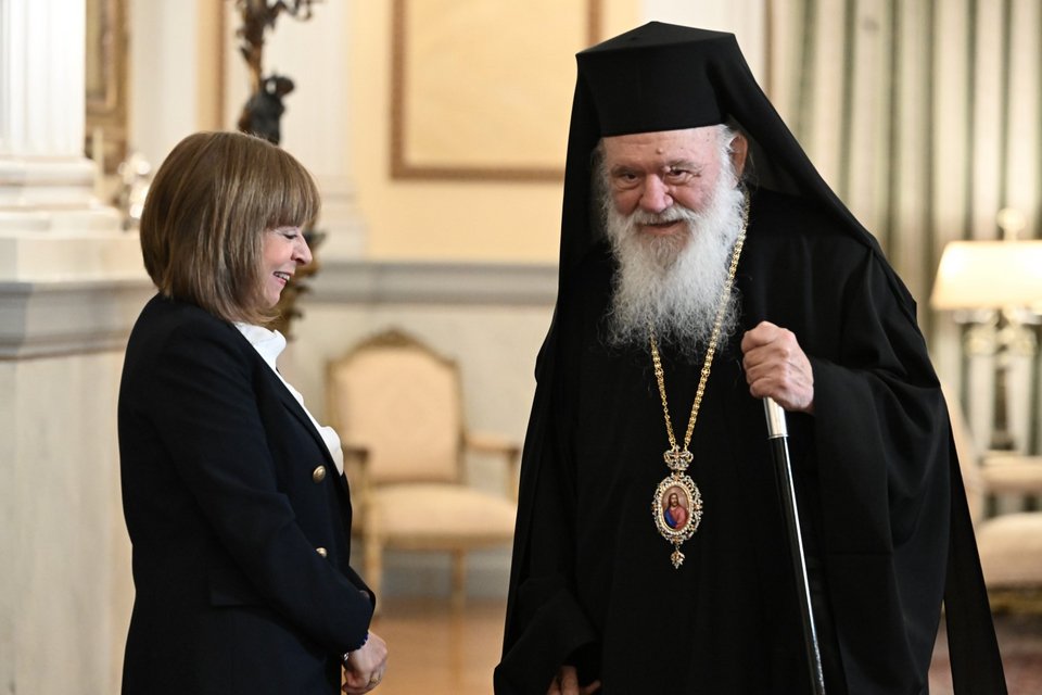 Ο Αρχιεπίσκοπος Αθηνών και Πάσης Ελλάδος Ιερώνυμος με την Κ. Σακελλαροπούλου -Φωτογραφία: ΤΑΤΙΑΝΑ ΜΠΟΛΑΡΗ/EUROKINISSI