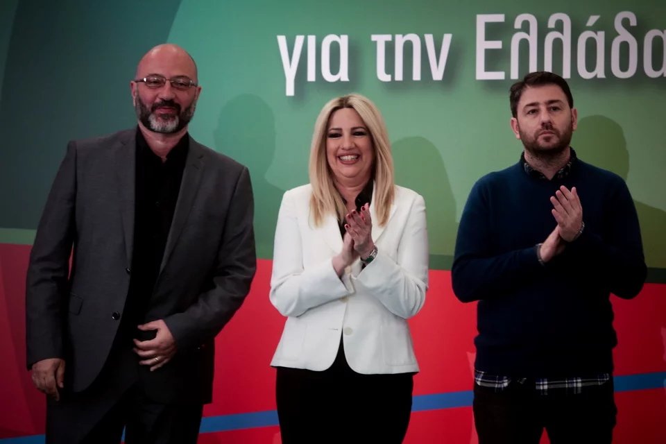 Ο Σάκης Αρναούτογλου δίπλα στη Φώφη Γεννηματά και τον Νίκο Ανδρουλάκη 