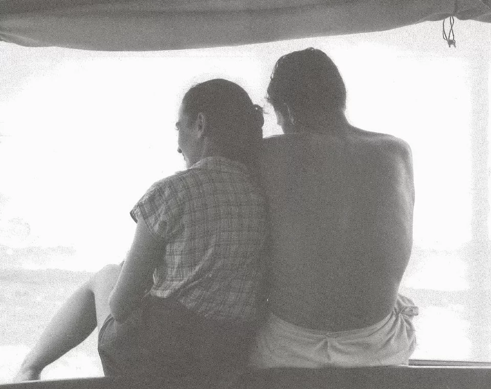 Η Σουζάνα και ο Δημήτρης Αντωνανακάκης, φωτογραφημένοι από τον Γιώργο Αντωνανακάκη, κατά την επιστροφή τους από την Κέα το 1956 / Από το «Αρχιτεκτονική, Ποιητική».