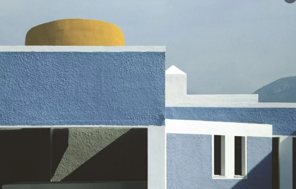 Χρώματα στο ξενοδοχειακό συγκρότημα Luttos, όπως το επιμελήθηκε η Σουζάνα Αντωνακάκη το 1979 / Φωτογραφία του Αλέκου Πολυχρονιάδη