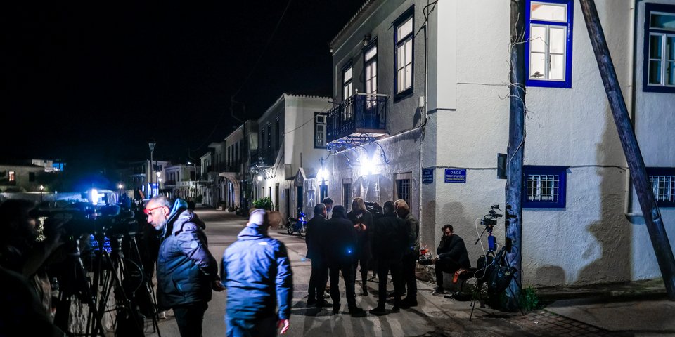 Κάμερες και δημοσιογράφοι έξω από το σπίτι του Στ. Κασσελάκη / Φωτογραφία: EUROKINISSI/ΓΙΩΡΓΟΣ ΚΟΝΤΑΡΙΝΗΣ
