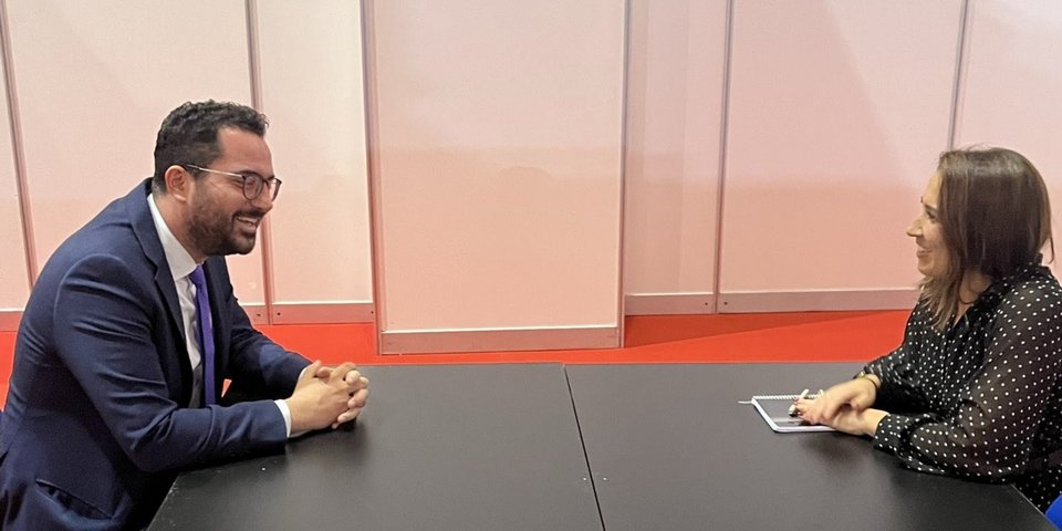 Ο γραμματέας του ΠΑΣΟΚ Ανδρέας Σπυρόπουλος με την Υπουργό Στεγαστικής Πολιτικής της Πορτογαλίας, Marina Gonçalves.