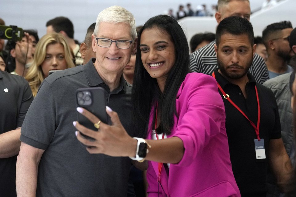 Ο Διευθύνων Σύμβουλος της Apple Tim Cook ποζάρει για μια selfie