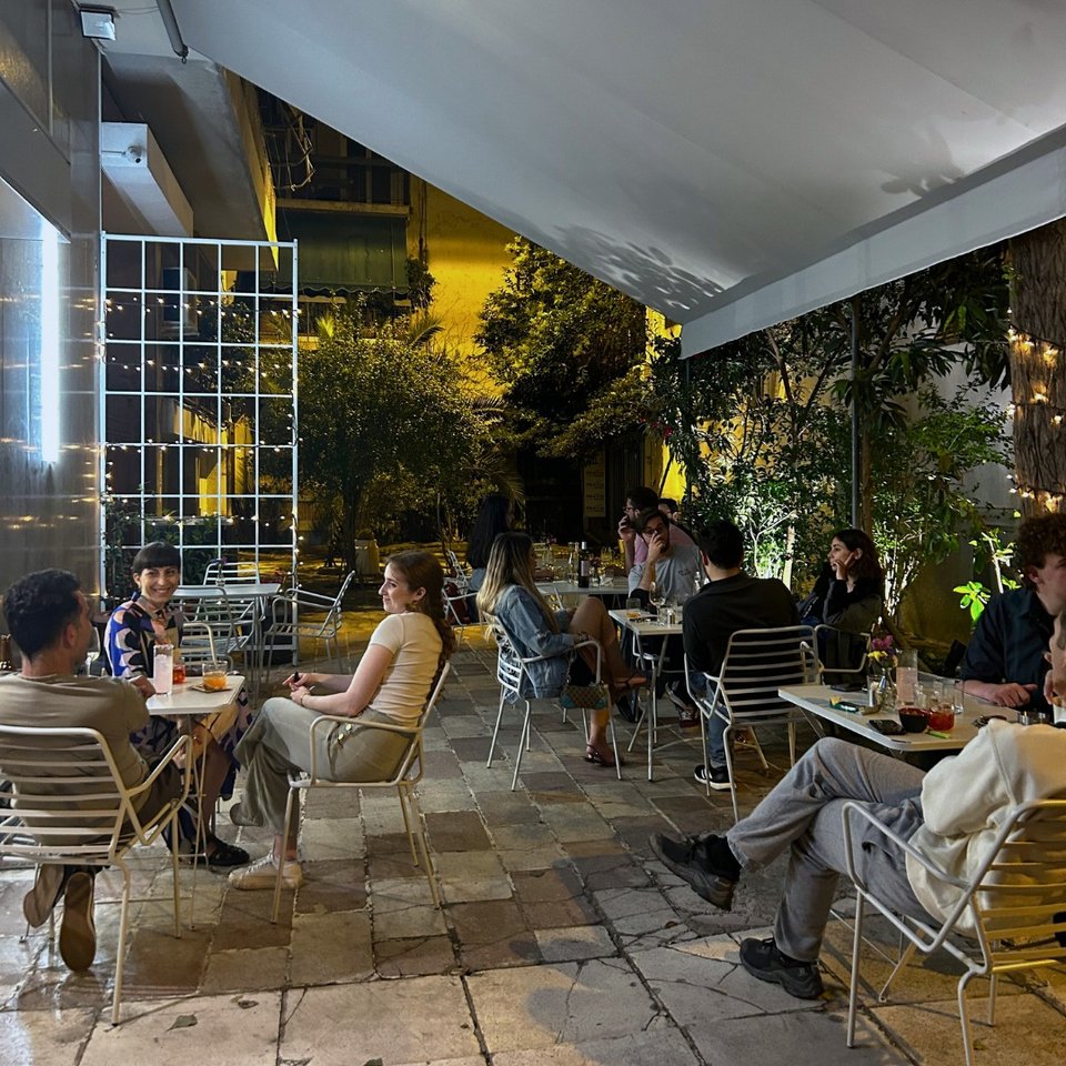 Τα τραπεζάκια στον πεζόδρομο έξω από το «Ρίνι» / Φωτογραφία: torini_athens/Instagram