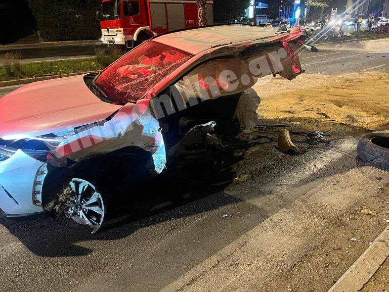 Το ένα από τα ΙΧ που ενεπλάκησαν στο τροχαίο κόπηκε στη μέση